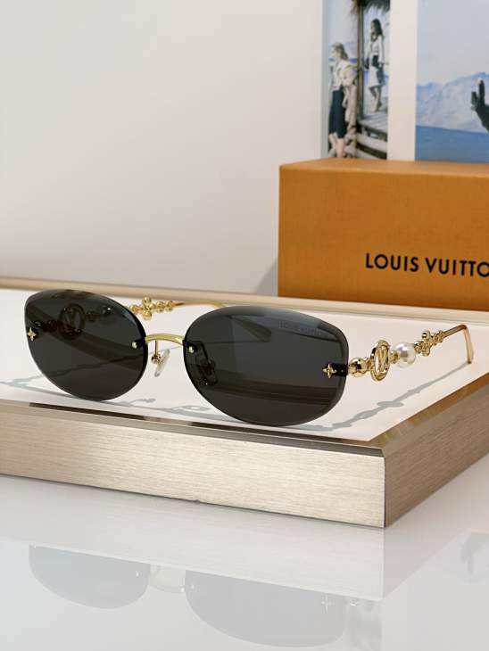 Picture of Louis Vuitton Sunglasses _SKUfw81854679fw